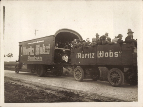 Foto Lastwagen mit Anhänger, Fahrgäste, Firma Moritz Wobst, Bautzen