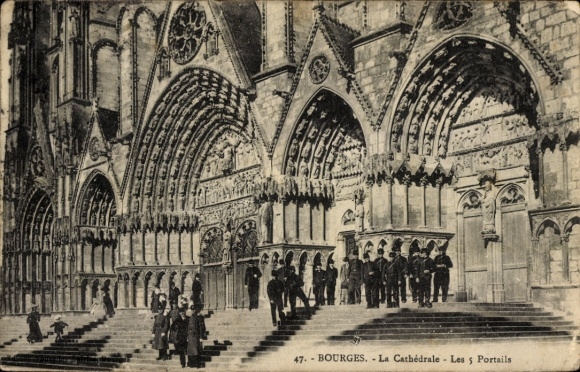 Postcard Bourges Cher, Cathedral, 5 portals, crowd, black and white
