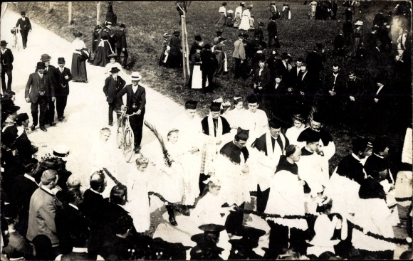Photo Postcard Holzkirchen in Upper Bavaria, clergymen in a procession, spectators
