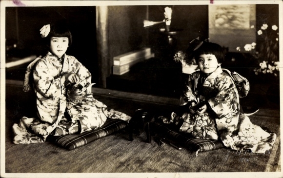 Zdjęcie KP Japan, dzieci w tradycyjnych strojach, kimono