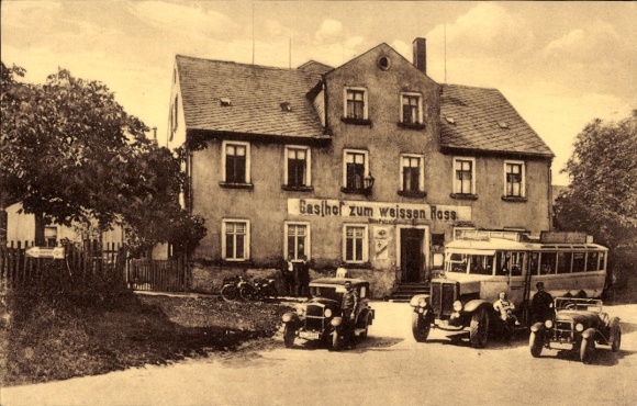 Ak Claußnitz in Mittelsachsen, Gasthof zum weissen Roß, alte Autos, Bus, ländliche Umgebung