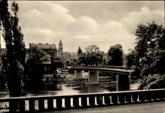 Ak Weißenfels an der Saale, Brücke der Deutsch-Sowjetischen Freundschaft, Fluss, Bäume,  Gebäude