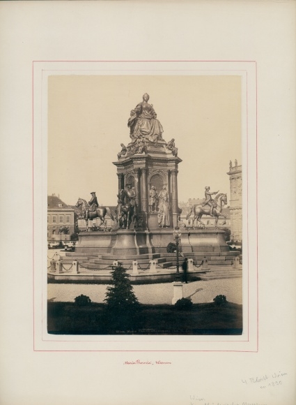 Photo Vienna 1 inner old town, Maria Theresia monument