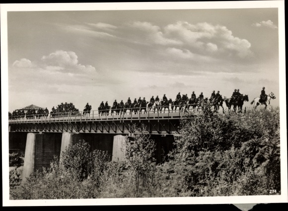 Photo Hoffmann, Heinrich, Italian troops crossing the Greek border, Nov. 1940