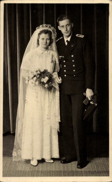 Photo Postcard Remscheid, Wehrmacht soldier in uniform with bride, officer, Spanish Cross