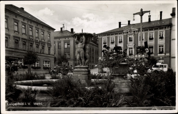 Ak Lengenfeld Vogtland Sachsen, Marktplatz, Brunnen, Hotel zum goldenen Löwen