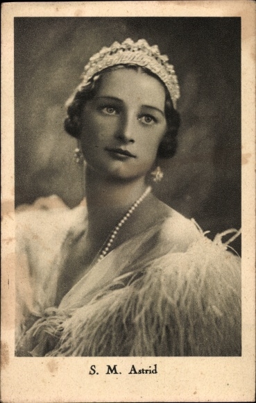 Postcard Astrid of Sweden, Queen of Belgium, portrait
