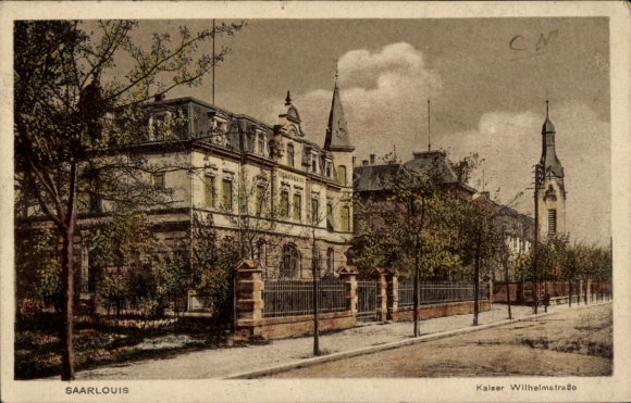 Postcard Saarlouis, view of Kaiser Wilhelmstraße, Sparkasse