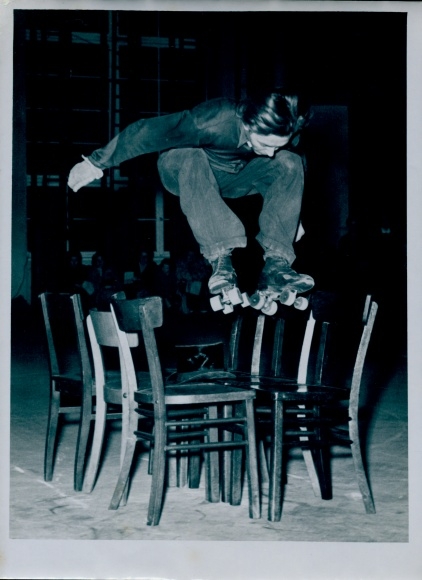 Photo Figure skating, roller skaters jumping over chairs