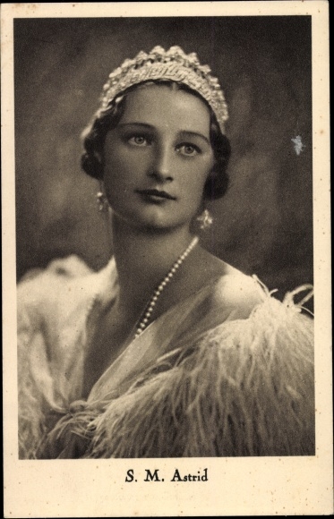 Postcard Astrid of Sweden, Queen of Belgium, portrait