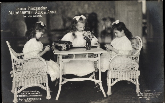 Postcard Princesses Margarete, Alix and Anna of Saxony, when knitting, photochemistry