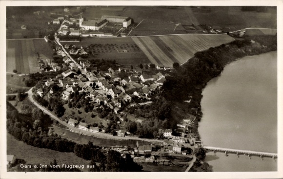 Ak Gars am Inn Oberbayern, Luftaufnahme von Gars a. Inn, Fluss, Brücke, Felder, Gebäude