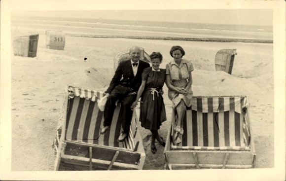 Foto Ak Nordseebad Wangerooge, Familie Lindhorst am Strand, Strandkörbe, Juni-Juli 1947