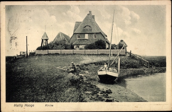 Ak Hallig Hooge in Nordfriesland, Historisches Gebäude, Kirche, Boot im Wasser, Küstenlandschaft