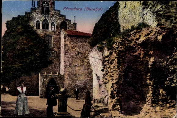 KP Bad Münster am Stein Ebernburg, Ebernburg (dziedziniec zamkowy), zamek, kobieta w tradycyjnym stroju