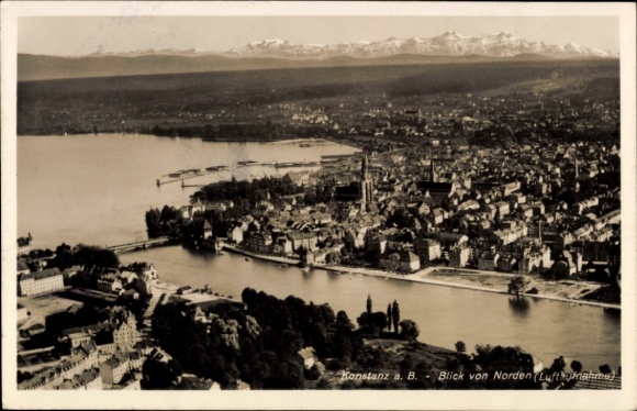 Ak Konstanz am Bodensee, Luftaufnahme von  Blick auf Stadt und Bodensee, Alpen im Hintergrund
