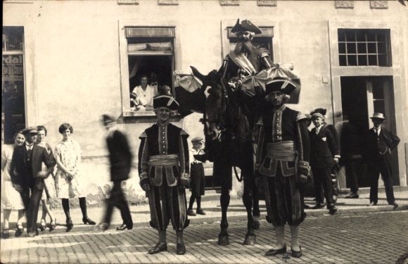 Foto Ak Bischofswerda in Sachsen, 700-Jahr-Feier 1927, Gruppe in historischen Kostümen, Festzug