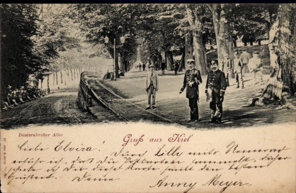 Ak Kiel, Straße mit Bäumen, 2 Männer in Uniform, nostalgischer Stil