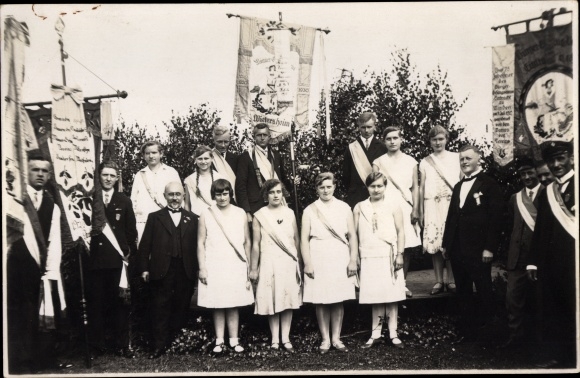Photo Postcard Wietersheim Petershagen on the Weser, gymnastics festival?, men and women with flags