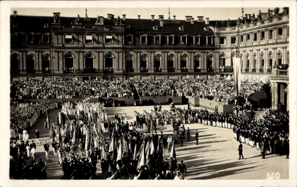 Postcard Stuttgart in Württemberg, 15th German Gymnastics Festival 1933, banner consecration in the castle courtyard