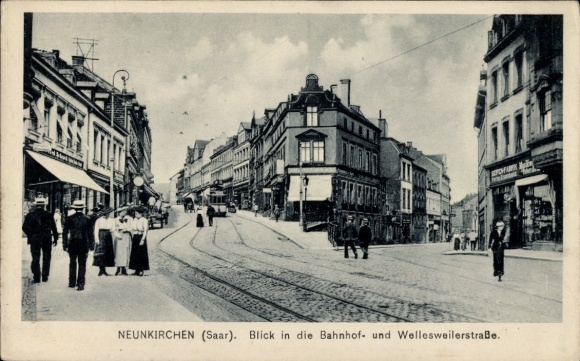 Ak Neunkirchen im Saarland, Bahnhofstraße und Wellesweilerstraße, Passanten, Straßenbahn