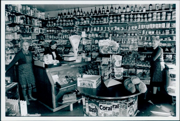 Photo Niederbruck Niederbrück Alsace Haut Rhin, interior view of a shop, goods, scales, Coral