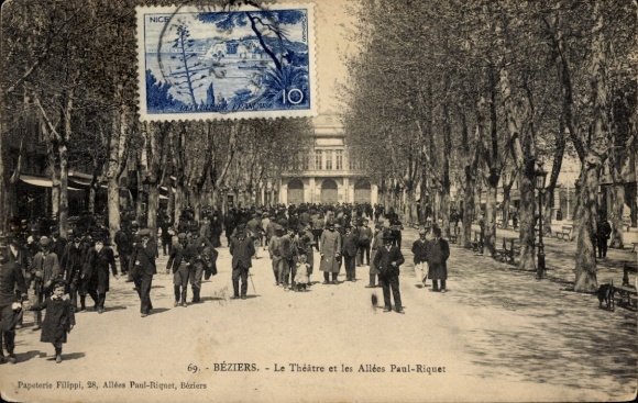 Postcard Béziers Hérault, view of the Allées Paul-Riquet, crowd, theater in the background