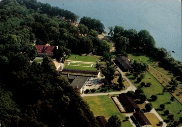 Ak Berlin Spandau Kladow, Luftaufnahme eines Erholungszentrums, Natur, Wasser, Gebäude