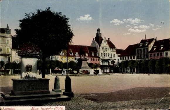 Postcard Landau in der Pfalz, Max Joseph Square, historical buildings, monument, flowerbeds, street...