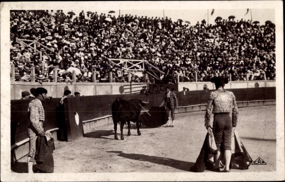 Ak Stierkampf, Course de Taureaux, Matador plaçant le taureau pour lui porter le coup d'épée