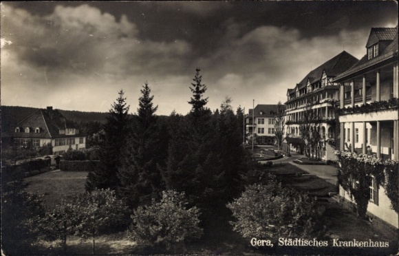 Ak Gera in Thüringen,  Städtisches Krankenhaus, Bäume, Gebäude, Landschaft