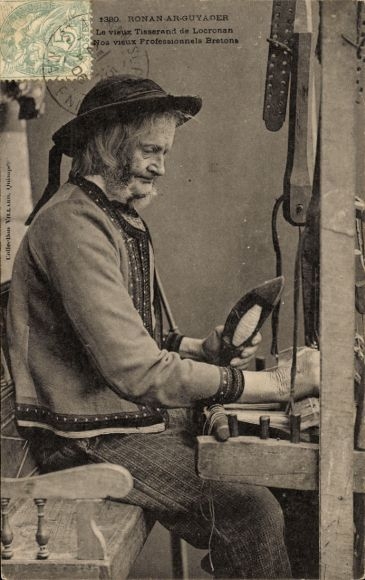 Postcard man in Breton costume, thread, weaver