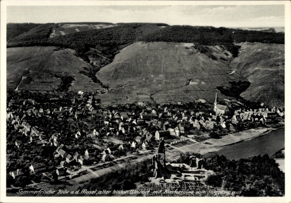 Ak Kröv an der Mosel, Luftaufnahme von Kröv, r Weinort, Klosterruine