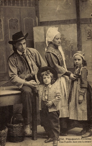 Postcard Plougastel Daoulas Finistère, A Family Within