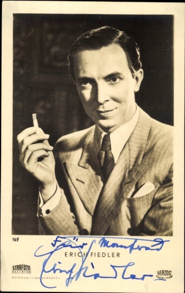 Ak Schauspieler Erich Fiedler, Portrait mit Zigarette