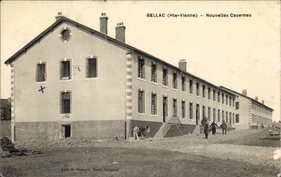 Postcard Bellac Haute Vienne, New Barracks, military architecture, people present