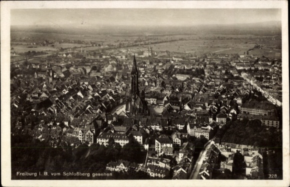 Ak Freiburg im Breisgau, Luftaufnahme von  Schloßberg, Stadtansicht, Kirche