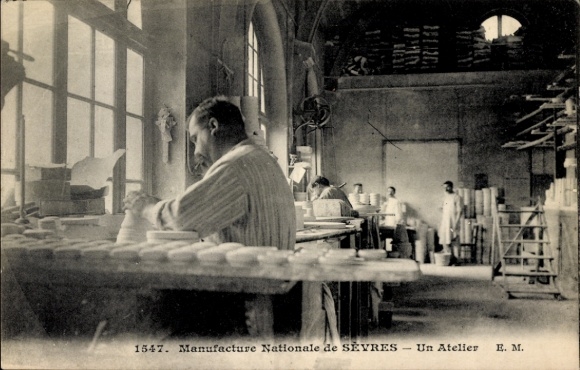 Postcard Sèvres Hauts de Seine, Manufacture Nationale de Porcelaine, Un Atelier