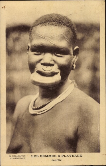 Postcard Les Femmes à Plateaux, Smile, Lippenteller, Schmucknarben