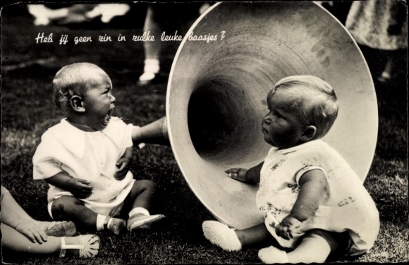 KP baby obok lejka gramofonowego, radio
