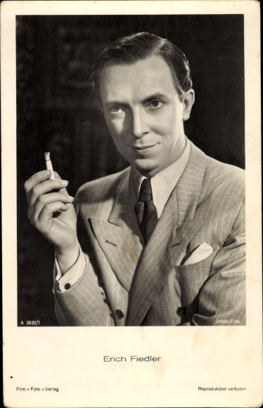 Postcard Actor Erich Fiedler, portrait with cigarette