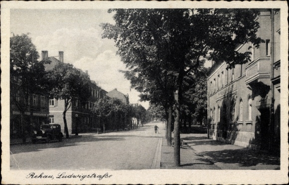 KP Rehau w regionie Fichtelgebirge w Górnej Frankonii, widok na Ludwigstrasse, samochód, dystrybutor paliwa Shell