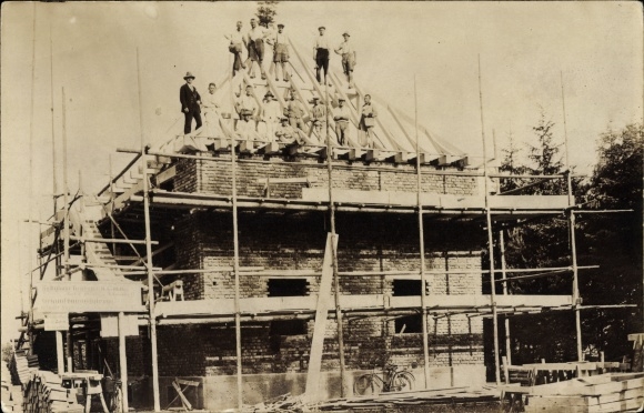 Photo Postcard Unterhaching in Upper Bavaria, construction business Gebr. Bayer, roofing ceremony at a house