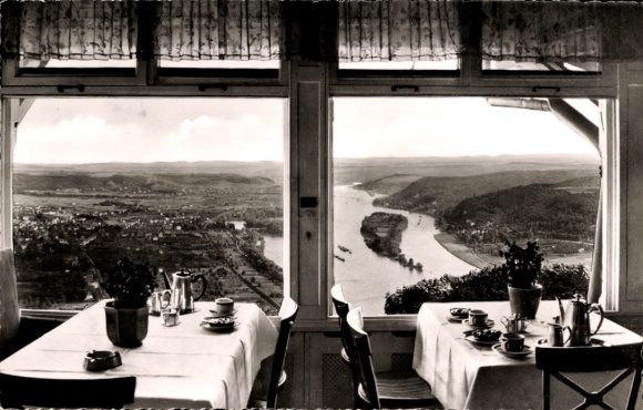 Ak Königswinter am Rhein, Aussicht auf den Rhein, Tisch mit Geschirr, freundlich eingerichteter R