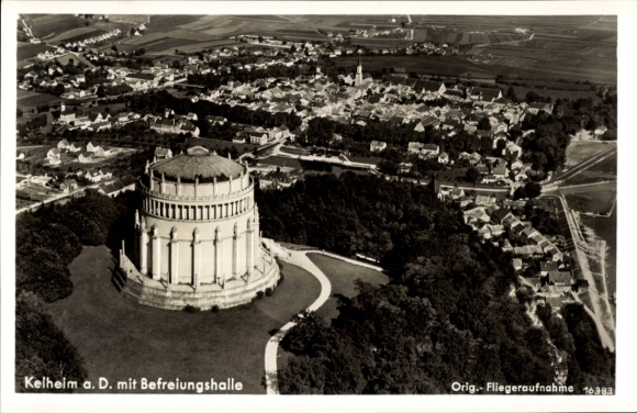 Ak Kelheim an der Donau Niederbayern, Luftaufnahme von  Befreiungshalle, Landschaft