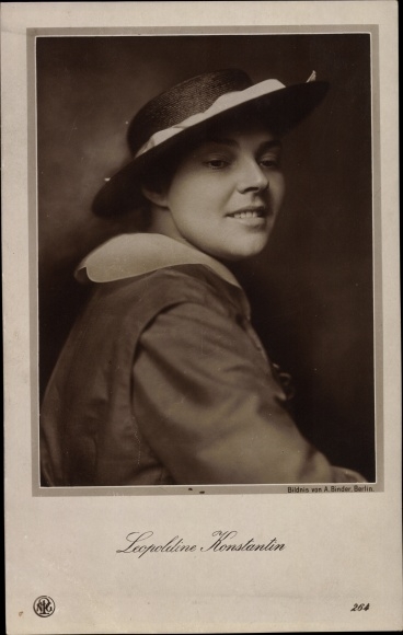 Postcard actress Leopoldine Konstantin, portrait
