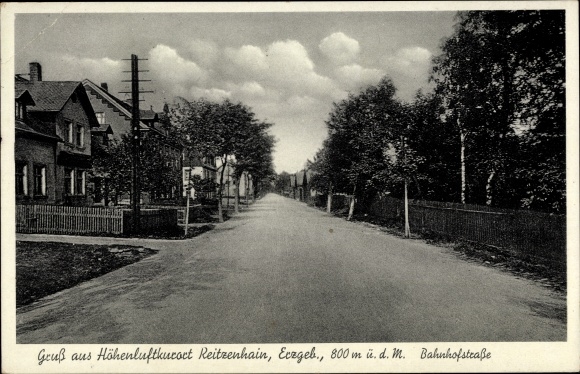 Ansichtkaart Reitzenhain Marienberg in het Ertsgebergte, uitzicht op de Bahnhofstrasse, woongebouwen, tuinen