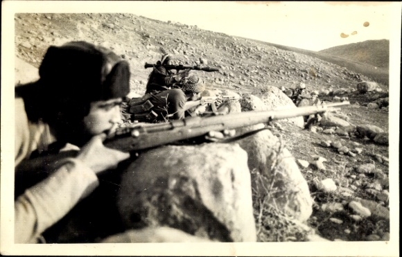 Foto Ak Iran, Männer mit Gewehren und Panzerfaust, Komalah