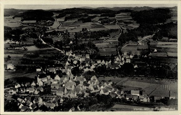 Ak Vorra an der Pegnitz Mittelfranken, Luftaufnahme von  ländliche Umgebung,  Architektur