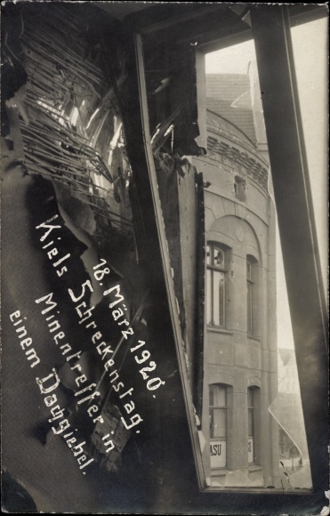 Foto Ak Hansestadt Kiel, Kapp-Lüttwitz-Putsch, 18.03.1920, Minentreffer in einem Dachgiebel